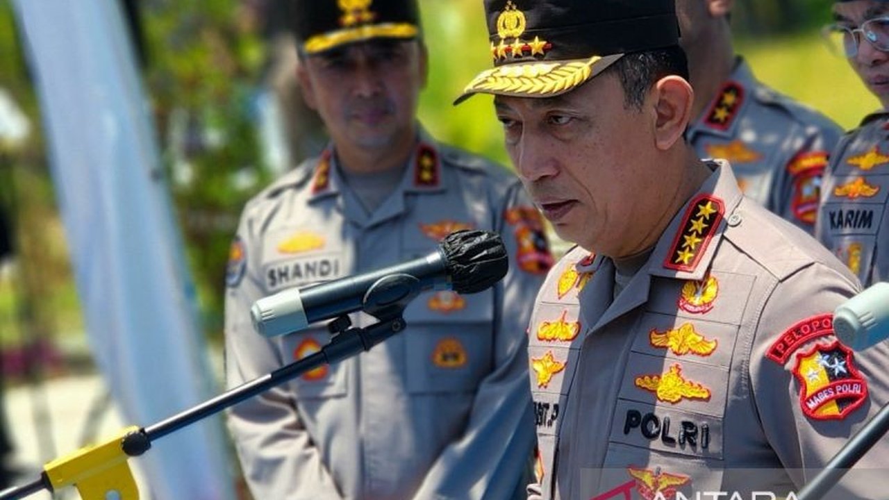 Kapolri Jenderal Listyo Sigit Prabowo mengungkapkan Bantuan Beras Polri melalui program SPHP telah mencapai 72.500 ton di 54 ribu lokasi, berhasil menekan harga pangan. Simak dampaknya terhadap stabilitas harga beras nasional!