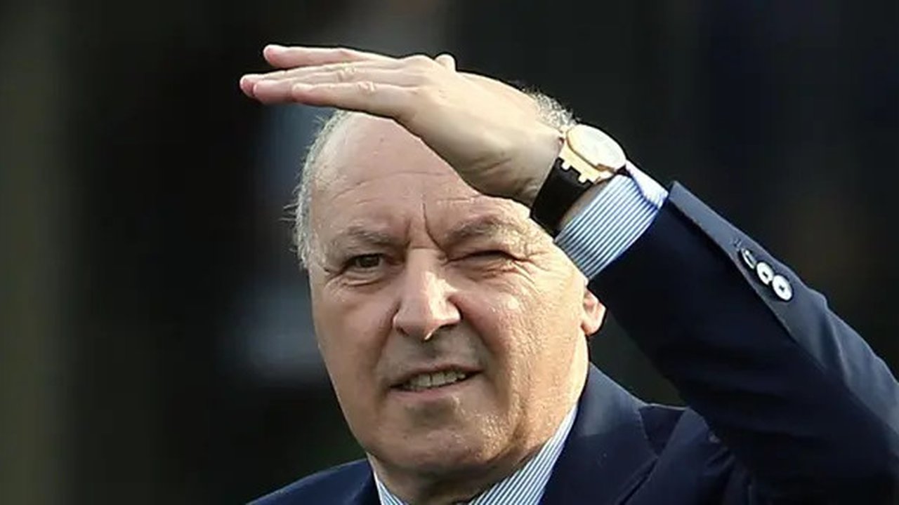 CEO Inter Milan Giuseppe Marotta melihat para pemain berlatih di pusat pelatihan Suning di Appiano Gentile, Como, Italia (22/10/2019). Inter Milan akan bertanding melawan wakil Jerman, Boruss