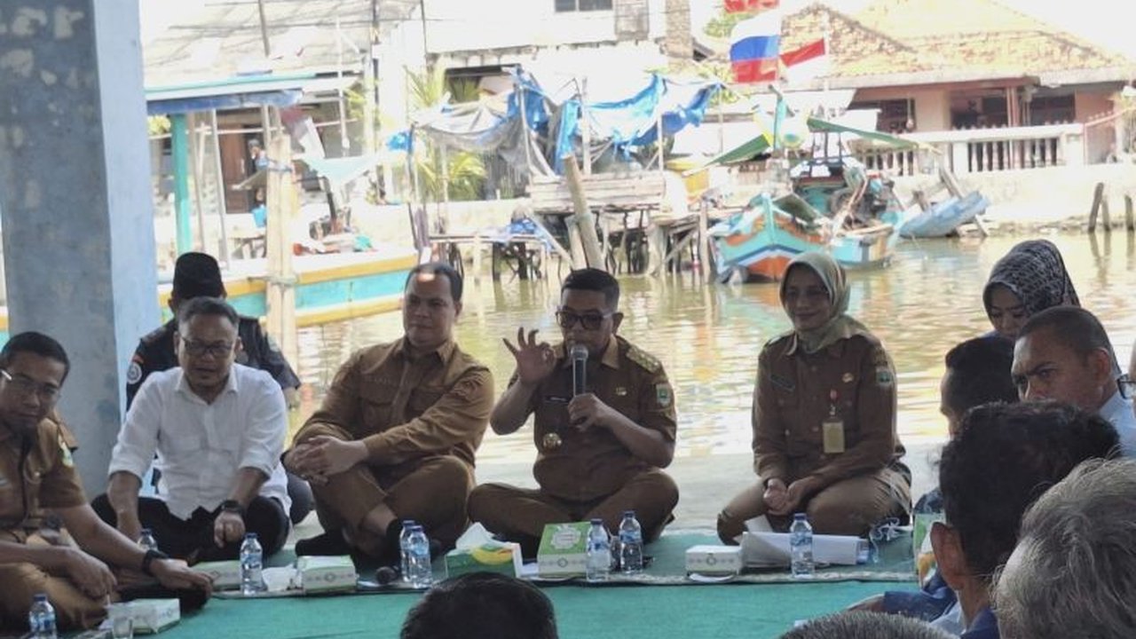 Gubernur Banten Andra Soni menindaklanjuti serius aspirasi nelayan Banten terkait pendangkalan muara dan akses BBM subsidi. Normalisasi Muara Cibanten senilai Rp236 miliar akan dimulai 2026.