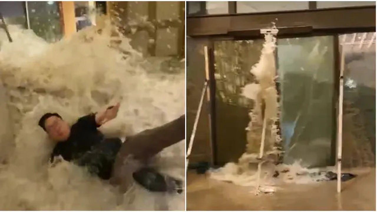 Topan Super Ragasa di Hong Kong Hancurkan pintu kaca dan bikin lobi Fullerton Ocean Park Hotel banjir. (dok. tangkapan layar video Facebook Bosco Chu)