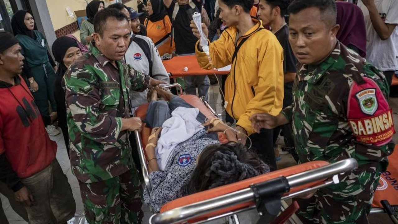 Wakil Menteri Sekretaris Negara (Wamensesneg) Juri Ardiantoro menegaskan program Makan Bergizi Gratis akan terus berlanjut. Meski ada desakan evaluasi pasca-keracunan massal, pemerintah prioritaskan perbaikan.