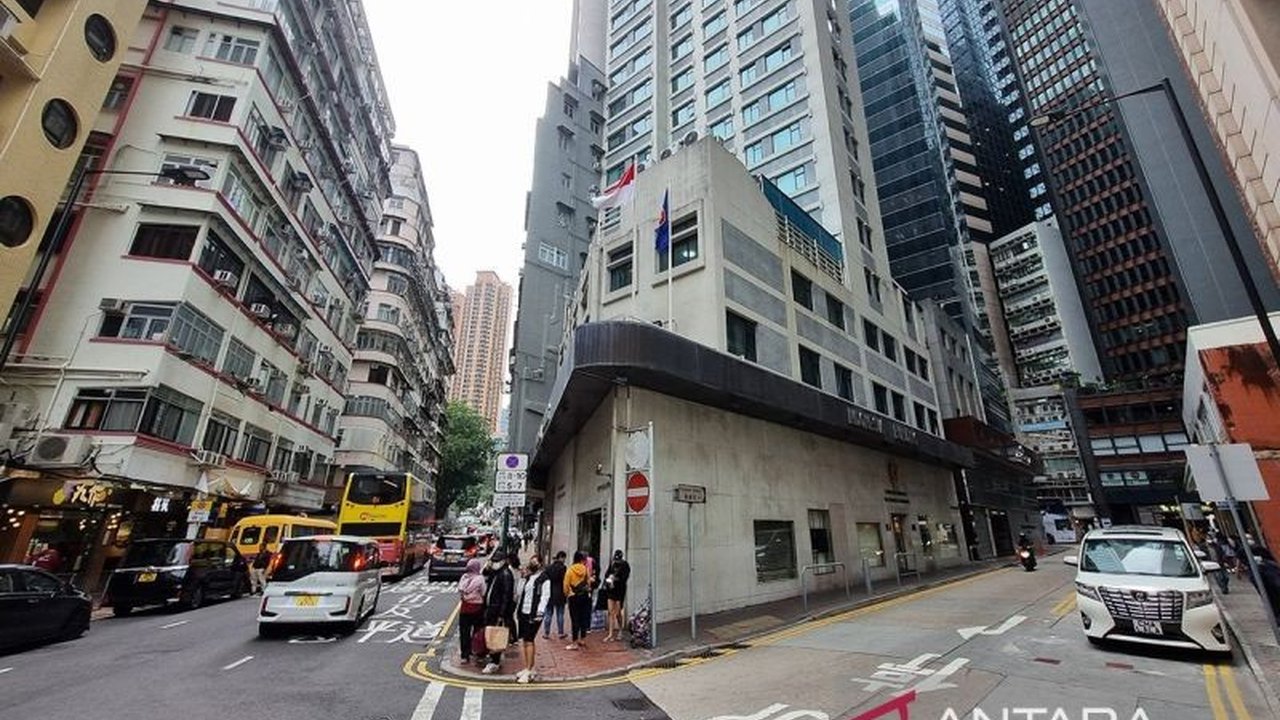 Kementerian Luar Negeri RI memastikan seluruh WNI di wilayah terdampak Topan Super Ragasa, termasuk Hong Kong dan Taiwan, dalam kondisi aman. Simak detail penanganan dan imbauan Kemlu!