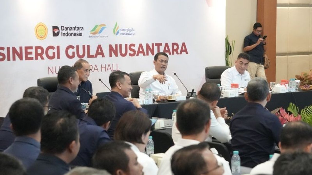 Menteri Pertanian Andi Amran Sulaiman meminta Jawa Timur segera memaksimalkan anggaran Rp700 miliar untuk program Bongkar Ratoon Tebu gratis demi mengatasi kerusakan 86% tanaman dan meningkatkan produksi gula nasional.