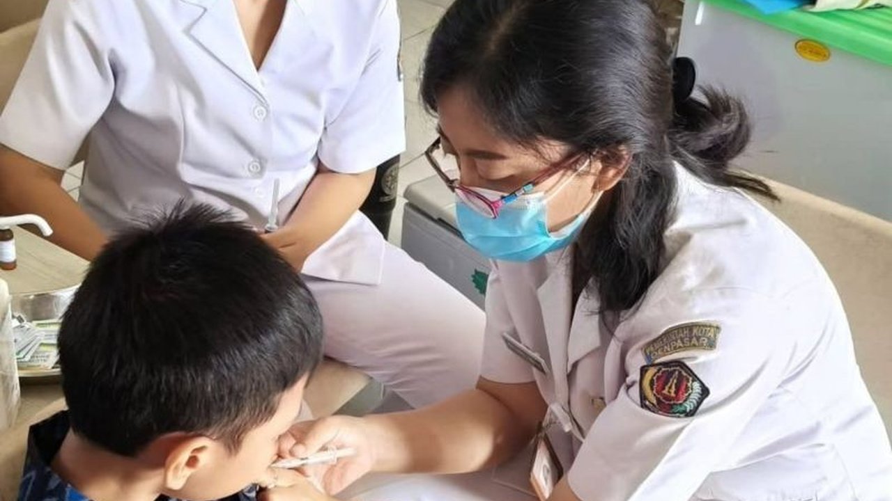 Dinas Kesehatan Denpasar gencar lakukan Cek Kesehatan Gratis Siswa SD, meliputi pemeriksaan telinga, mata, gigi, status gizi, hingga imunisasi MR dan HPV. Apa saja manfaatnya?