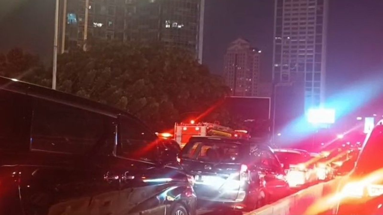 Sebuah bus mogok di tanjakan Slipi arah Semanggi memperparah kemacetan di Jalan Gatot Subroto, Jakarta. Insiden Bus Mogok Slipi ini terjadi bersamaan dengan penutupan Gerbang Tol Semanggi 1, membuat arus lalu lintas terganggu parah.