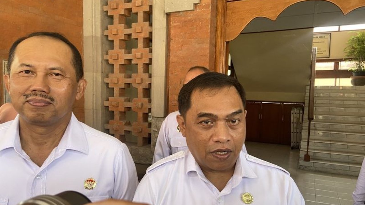 Kepala Dinkes Bali tegaskan tidak ada anggaran uang makan ASN Pemprov Bali sejak 2021, membantah aduan viral. Simak penjelasan lengkap mengenai kebijakan ini dan penyesuaian kesejahteraan pegawai.
