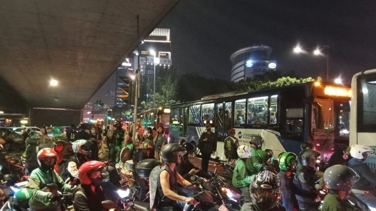Kemacetan Jakarta mencapai titik parah, membuat pemotor menempuh jarak 3 kilometer dalam 1,5 jam. Cari tahu penyebab utama dan dampaknya di sini.