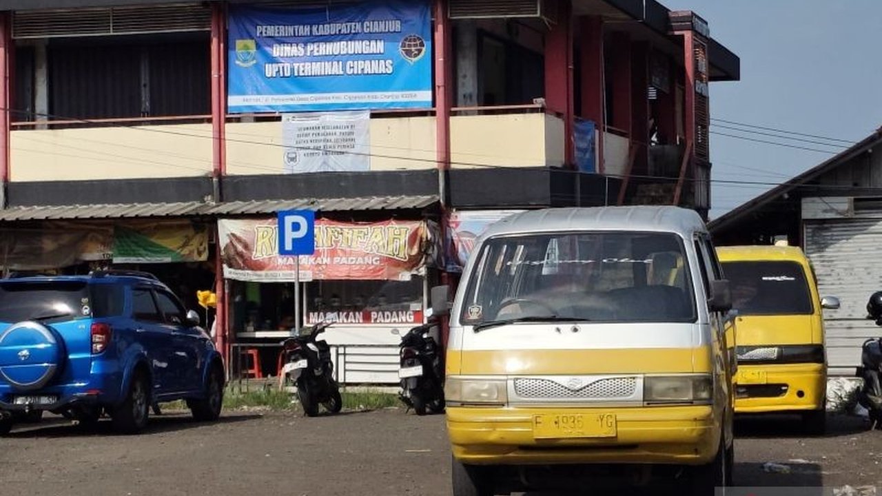 Pemerintah Kabupaten Cianjur resmi mengoperasikan Terminal Cipanas dari lahan parkir belakang pasar. Langkah ini diharapkan mampu mengurai kemacetan parah di jalur Puncak, namun apakah efektif?