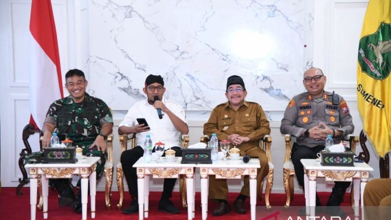 Pemkab Sumenep kembali menggalakkan Siskamling di seluruh desa, menargetkan aktivasi penuh pada 31 Oktober 2025. Kebijakan ini diharapkan mampu mencegah kejahatan dan mempererat ikatan sosial warga di Sumenep.