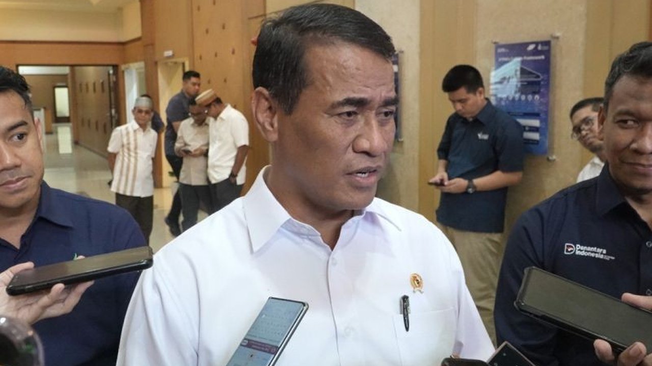 Menteri Pertanian menargetkan program bongkar ratoon tebu tuntas dalam tiga bulan. Langkah strategis ini krusial untuk percepatan swasembada gula nasional dan peningkatan produktivitas.