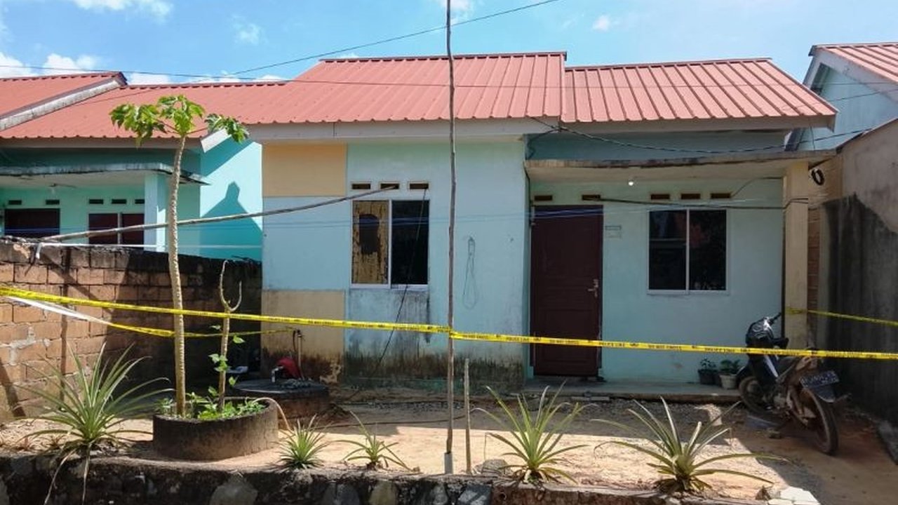 Polres Bintan menahan MP (45) atas pembunuhan istrinya, R (38), di Perumahan Grand Pesona Mutiara 3. Motif cemburu diduga jadi pemicu tragedi pembunuhan istri Bintan ini. Simak detail lengkapnya.