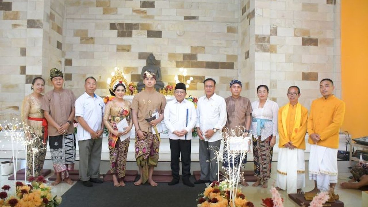 Pemerintah Kabupaten Lombok Utara menyerahkan akta pernikahan kepada umat Buddha, mempermudah layanan administrasi kependudukan. Ini adalah langkah penting bagi Akta Pernikahan Umat Buddha Lombok Utara.