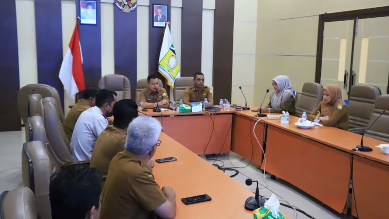 Pemkab Aceh Besar serius tangani harga kebutuhan pokok. Dengan Peta Jalan Pengendalian Inflasi Daerah 2025-2027, mereka berkomitmen menjaga stabilitas harga dan mencapai target inflasi nasional.