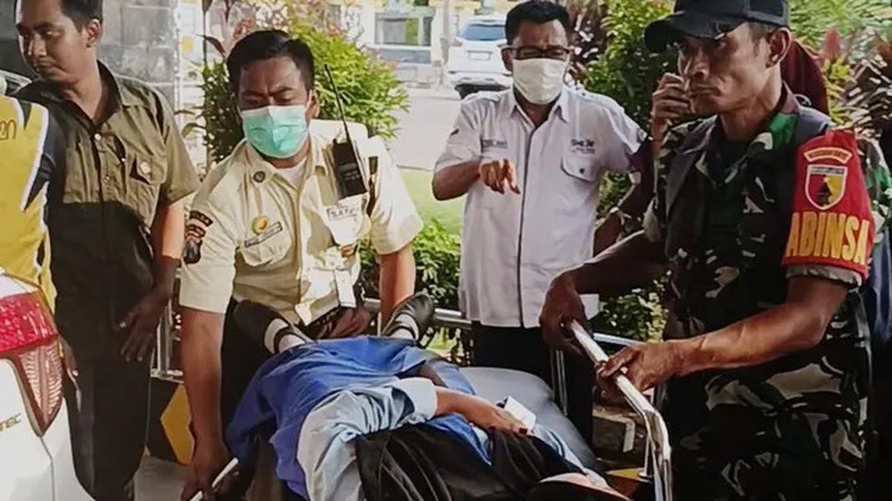 Pelajar Sekolah Menengah Kejuruan Negeri (SMKN) Palang, Tuban, Jawa Timur, diduga keracunan usai menyantap menu nasi goreng dari program Makan Bergizi Gratis (MBG). Mereka pun langsung dilari