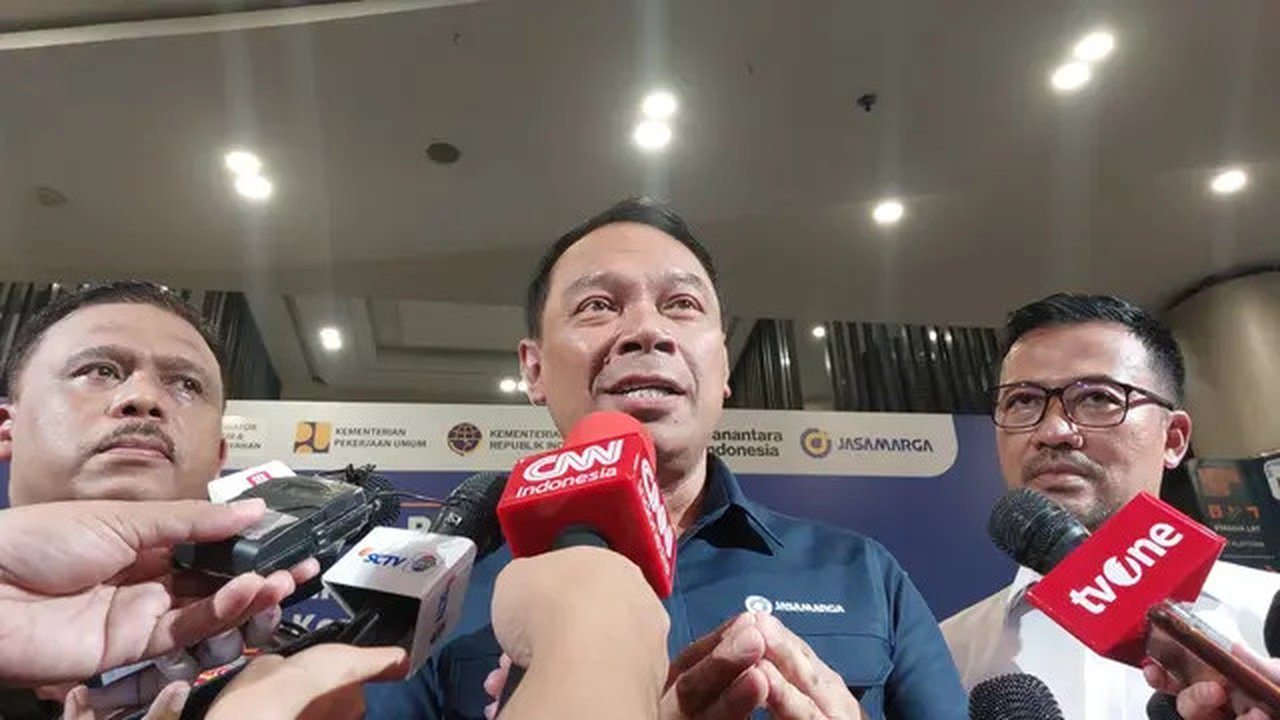 Direktur Utama PT Jasa Marga (Persero) Tbk, Rivan A Purwantono meminta maaf atas kemacetan parah yang terjadi pada Rabu (24/9/2025) malam di sekitar Slipi Jakarta. (Liputan6.com/Arief)