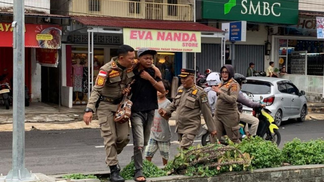 Dinas Sosial Rejang Lebong tengah menelusuri dugaan jaringan pengemis antarwilayah setelah delapan pengemis dari luar daerah diamankan, mengindikasikan eksploitasi dan perdagangan orang.