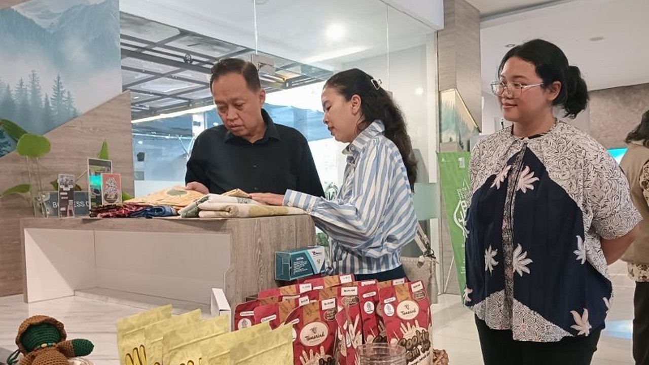 Dekranasda Semarang berinovasi dengan menggandeng hotel untuk memamerkan produk UMKM lokal, termasuk kukis asem unik dan bandeng awet, demi memperluas pasar dan meningkatkan penjualan. Simak strategi cerdasnya!