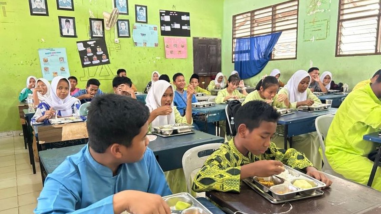 Siswa SMPN 8 Batam menyuarakan permintaan penambahan porsi Makan Bergizi Gratis (MBG) yang telah berjalan empat bulan. Apa alasannya dan bagaimana tanggapan pihak sekolah serta penyedia layanan?