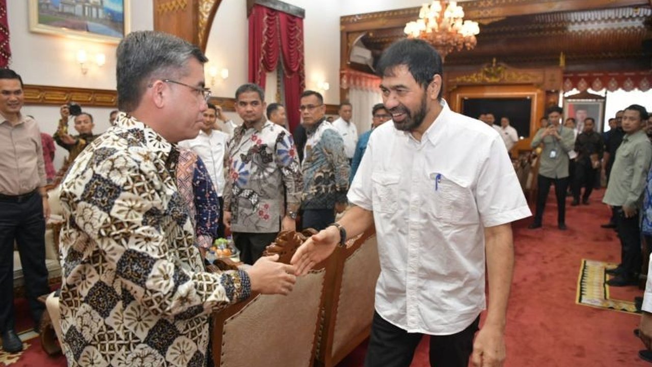Gubernur Aceh Muzakir Manaf meminta Menteri Ketenagakerjaan RI membangun BLK Khusus Aceh untuk melatih operator alat berat, guna memenuhi kebutuhan industri lokal. Akankah permintaan ini terwujud?