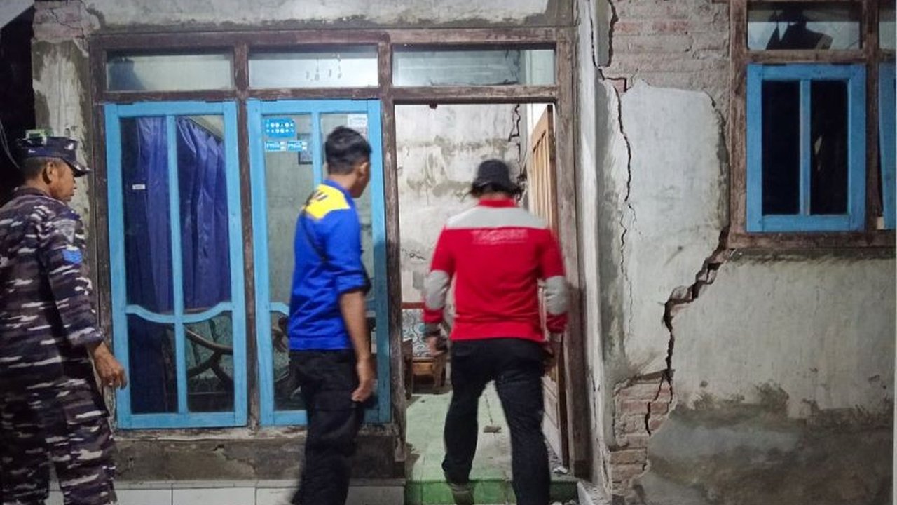 Gempa bumi berkekuatan M 5,3 mengguncang Situbondo, Jawa Timur, menyebabkan 50 rumah warga dan 7 pos Taman Nasional Baluran rusak. Simak detail kerusakan dan dampaknya.