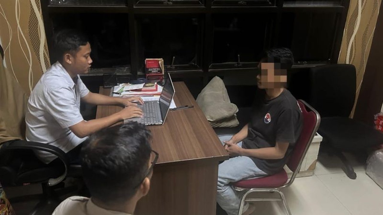 Dua pemuda di Serang ditangkap polisi atas dugaan tindak asusila. Mereka menggunakan modus cekoki obat keras pada korban gadis 14 tahun hingga tak sadarkan diri. Bagaimana kronologinya?