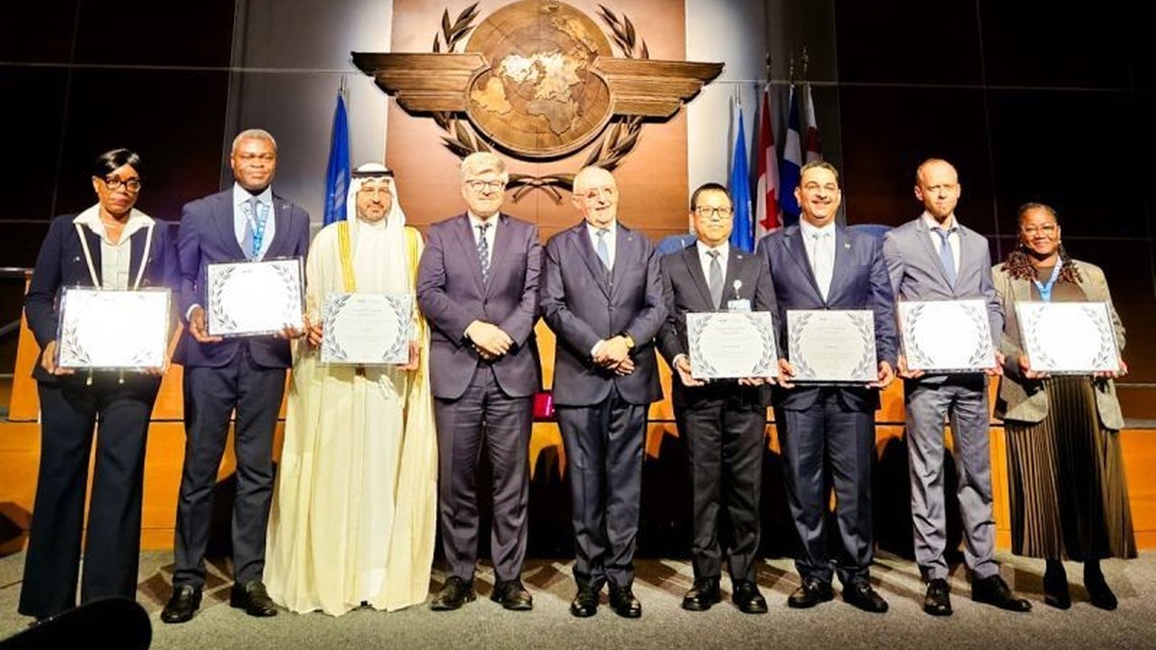 Indonesia berhasil meraih penghargaan Council President Certificate dari ICAO, membuktikan standar Keamanan Penerbangan Indonesia diakui secara global. Apa rahasia di balik capaian luar biasa ini?