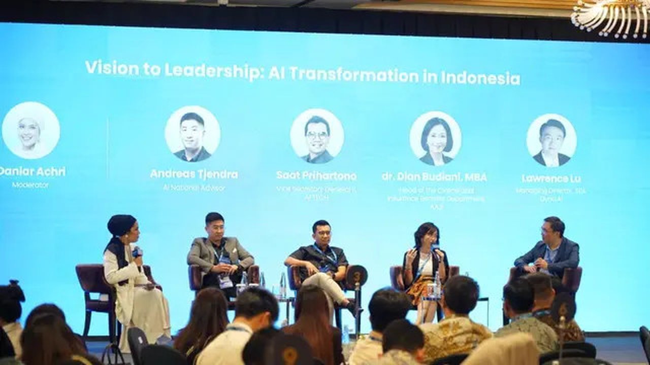 Sesi panel diskusi Dyna Day bersama Andreas Tjendra - AI National Advisor, Lawrence Lu, Managing Director  Dyna.Ai Asia Tenggara, Saat Prihartono - Wakil Sekretaris Umum II AFTECH dan dr. Dia