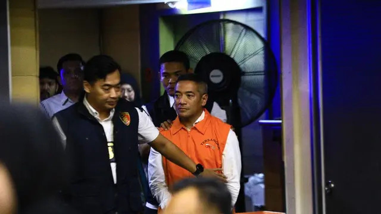 Otoritas Jasa Keuangan (OJK) bersama Kepolisian Negara RI, serta sejumlah kementerian dan lembaga terkait berhasil memulangkan dan menahan Adrian Asharyanto Gunadi, mantan Direktur PT Inve