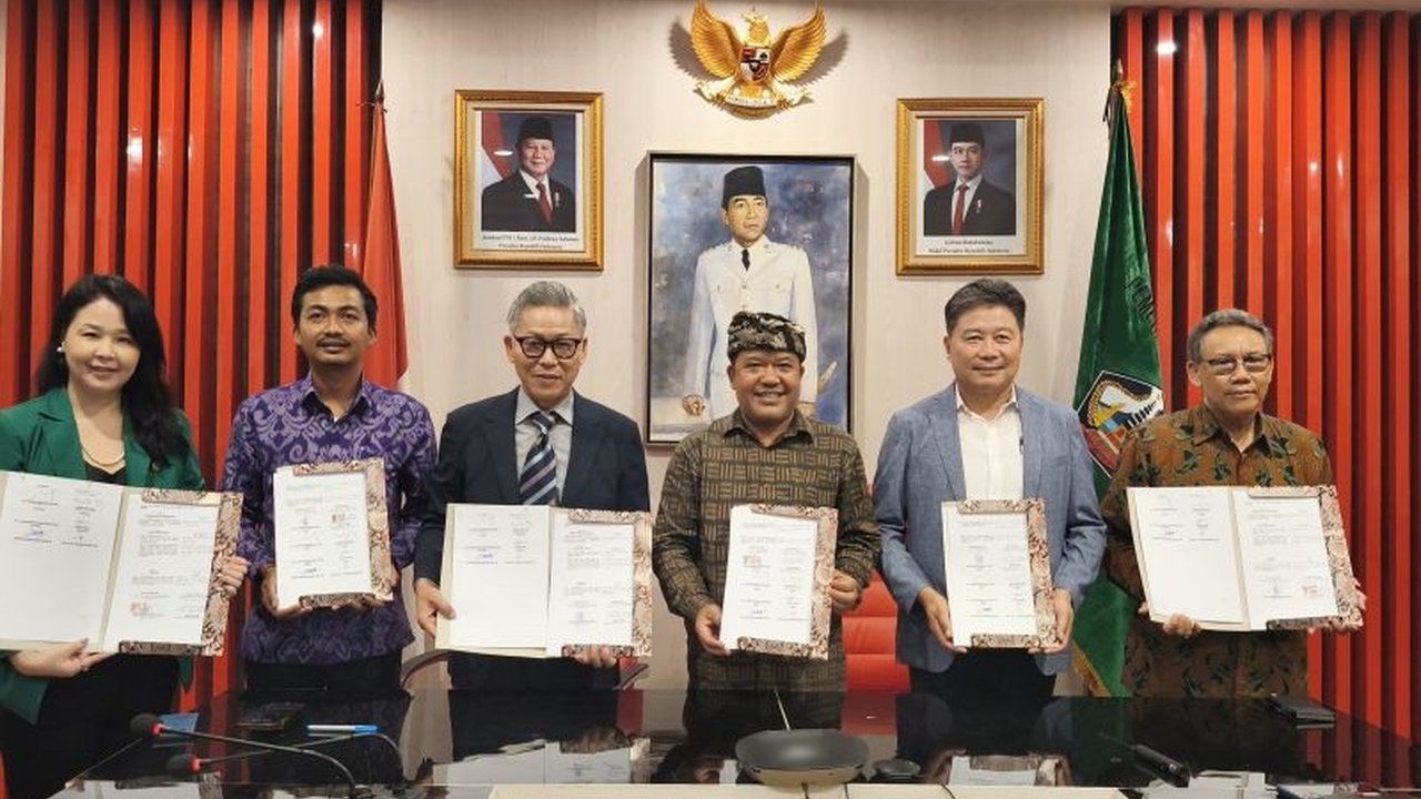 Pemerintah Kabupaten Bangli, Bali, berhasil menarik Investasi Wisata Danau Batur untuk pengembangan kapal pesiar ramah lingkungan dan wahana pariwisata inovatif lainnya. Siap-siap menikmati Danau Batur dengan cara baru!