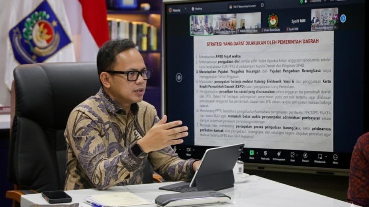 Wamendagri Bima Arya mendesak pemerintah daerah (Pemda) untuk mempercepat realisasi APBD 2025 demi pertumbuhan ekonomi dan pembangunan. Apa saja kendalanya?