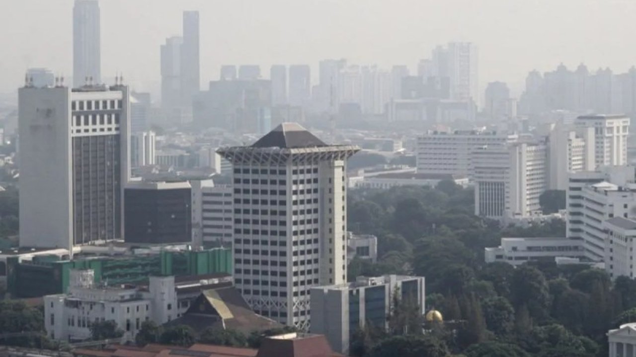 Kualitas Udara Jakarta kembali menjadi sorotan setelah menduduki peringkat kedua terburuk di dunia. Simak dampak dan langkah yang bisa dilakukan masyarakat untuk menjaga kesehatan.