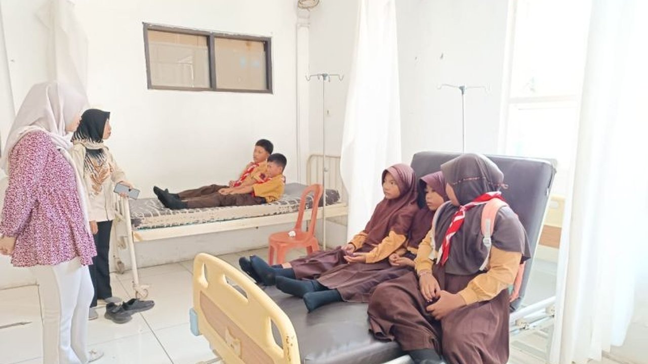 Belasan siswa SDN 05 Sidomekar Jember diduga mengalami keracunan setelah mengonsumsi menu program Makan Bergizi Gratis (MBG) pada Jumat, memicu penyelidikan mendalam.