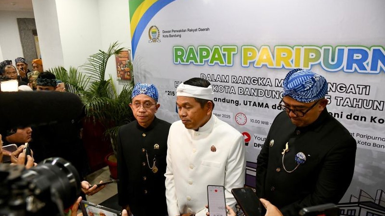 Gubernur Jabar Dedi Mulyadi mendesak Pemkot Bandung prioritaskan pembersihan drainase Bandung dan penataan infrastruktur dasar. Apa alasan di balik permintaan krusial ini?