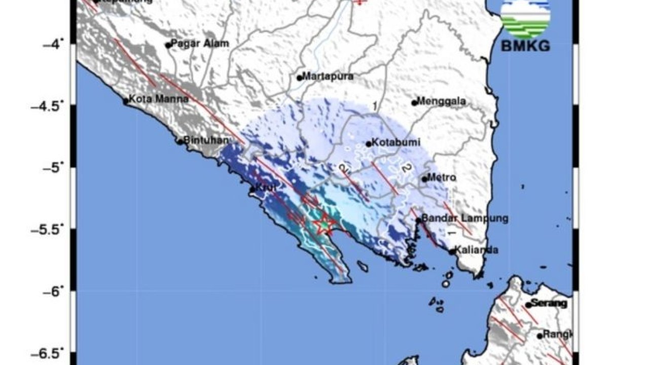 Wilayah Tanggamus Lampung diguncang gempa dangkal magnitudo 4,5 pada Jumat malam. BMKG melaporkan pusat gempa di darat, memicu kewaspadaan warga akan potensi gempa Tanggamus Lampung susulan.