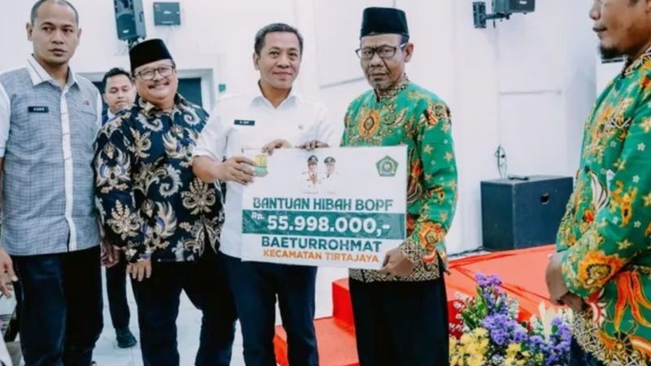 Pemerintah Kabupaten Karawang mengalokasikan Rp15 miliar untuk Bantuan DTA Karawang, meningkat signifikan dari tahun sebelumnya. Dana ini diharapkan meningkatkan kualitas pendidikan agama dan kesejahteraan santri.