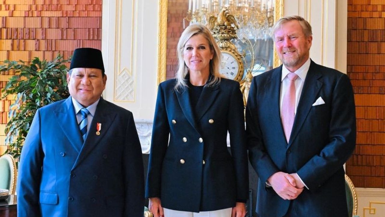 Presiden Prabowo Subianto menerima penghormatan istimewa dari Raja Willem-Alexander dan Ratu Máxima di Belanda. Kunjungan Prabowo ke Belanda ini menandai eratnya hubungan bilateral dan momen langka dalam diplomasi kedua negara.