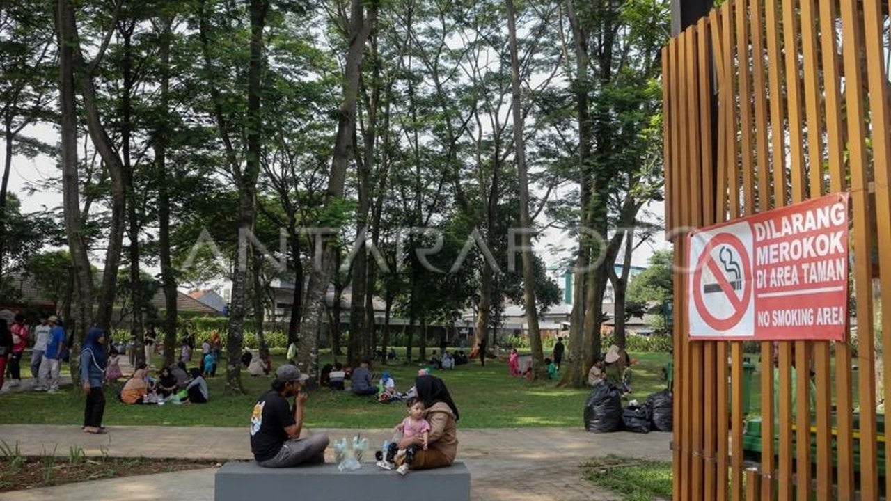 Staf Khusus Gubernur DKI Jakarta menyoroti Raperda KTR DKI Jakarta yang berpotensi menimbulkan gejolak sosial dan ekonomi jika tidak mempertimbangkan realitas masyarakat, mengancam jutaan pedagang.