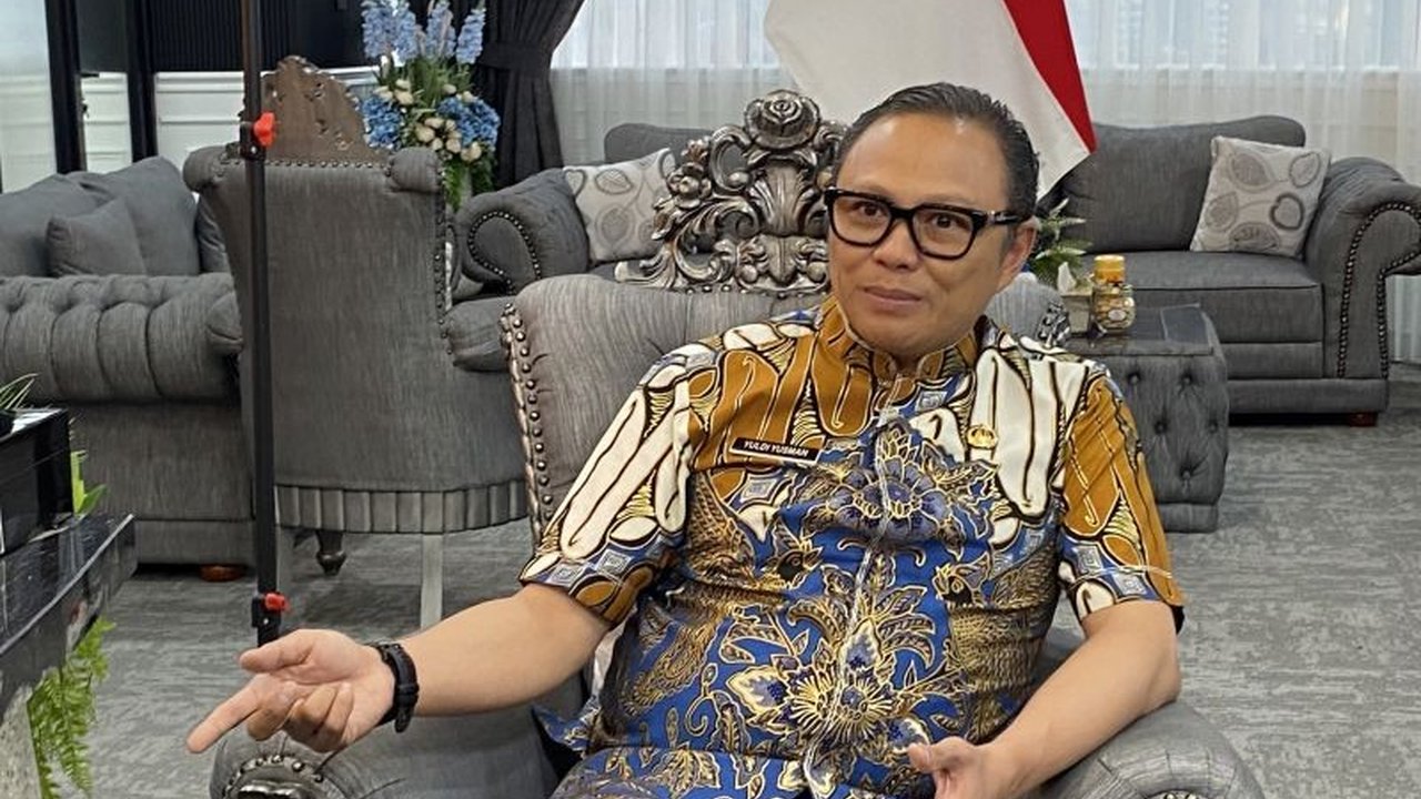 Plt Dirjen Imigrasi Yuldi Yusman tegaskan komitmennya terhadap layanan imigrasi ramah kelompok rentan, termasuk ibu hamil dan lansia, dengan fasilitas khusus bahkan paspor sehari jadi. Penasaran bagaimana inovasi ini berjalan?