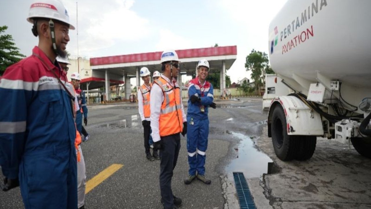 Pertamina Patra Niaga meninjau Kesiapan Avtur Pertamina di Bandara Syamsudin Noor, memastikan pasokan energi vital ini optimal dan mendukung penerbangan di Kalimantan Selatan.