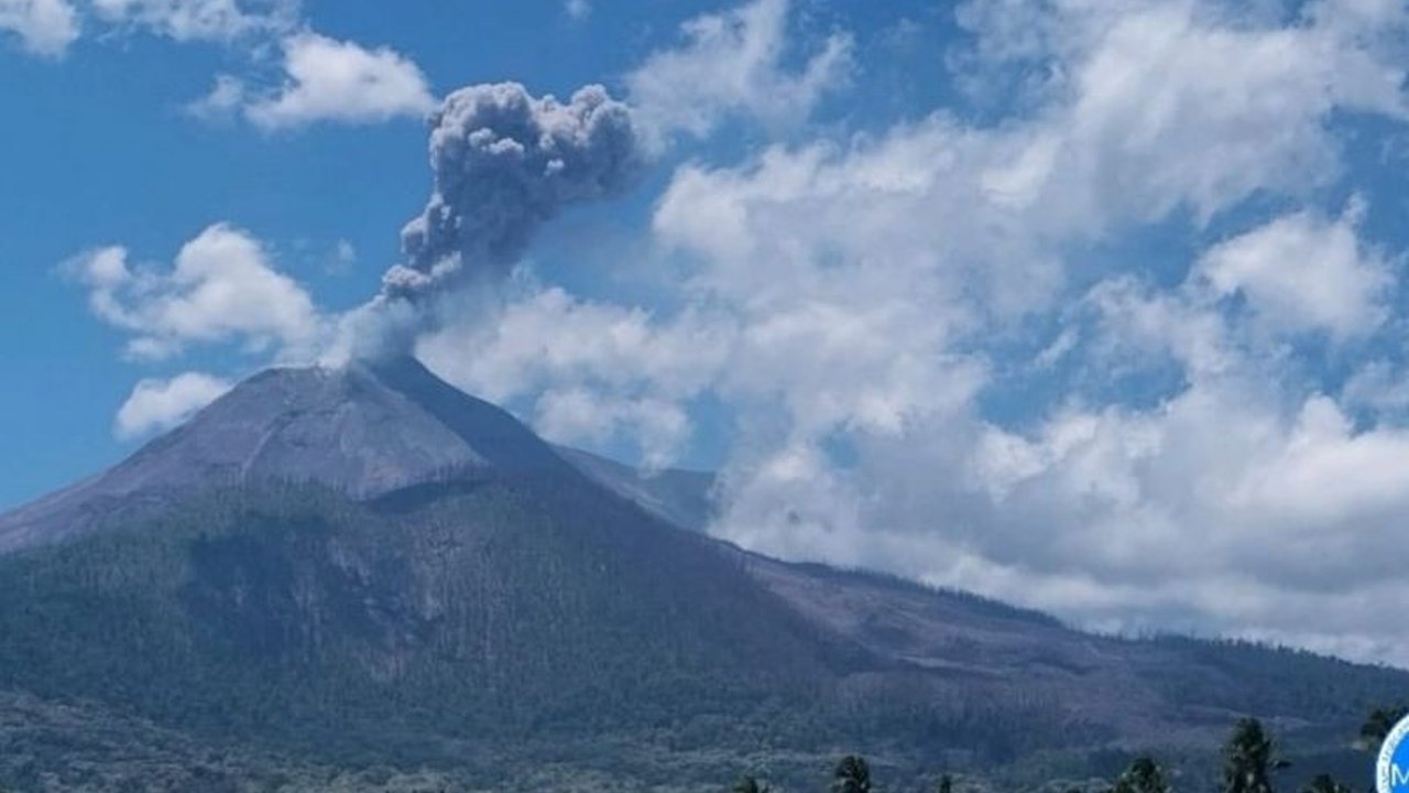Badan Geologi mencatat 12 kali gempa letusan di Gunung Lewotobi Laki-laki dalam sehari. Simak detail aktivitas vulkanik yang masih berstatus Level Awas ini.