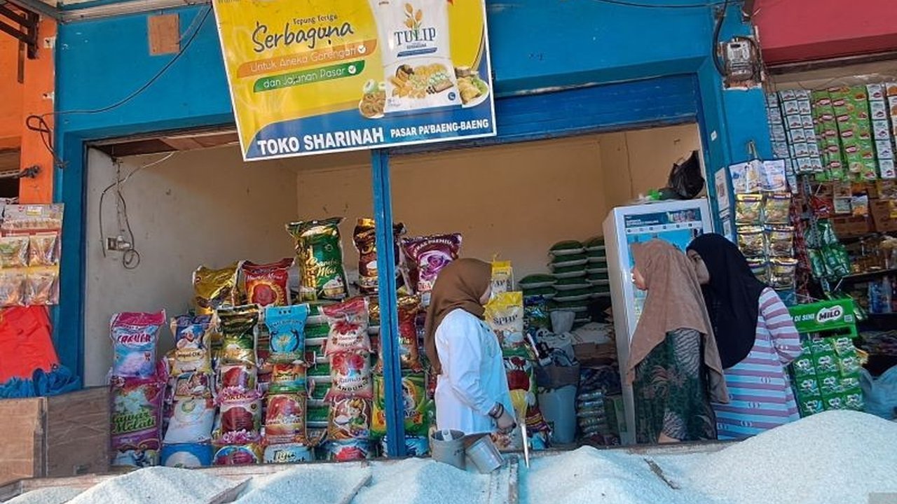 Kepala Bulog Makassar memastikan harga beras Bulog Makassar di pasar tradisional tetap stabil, termasuk SPHP. Penyaluran mencapai 900 ton, membuat masyarakat penasaran.