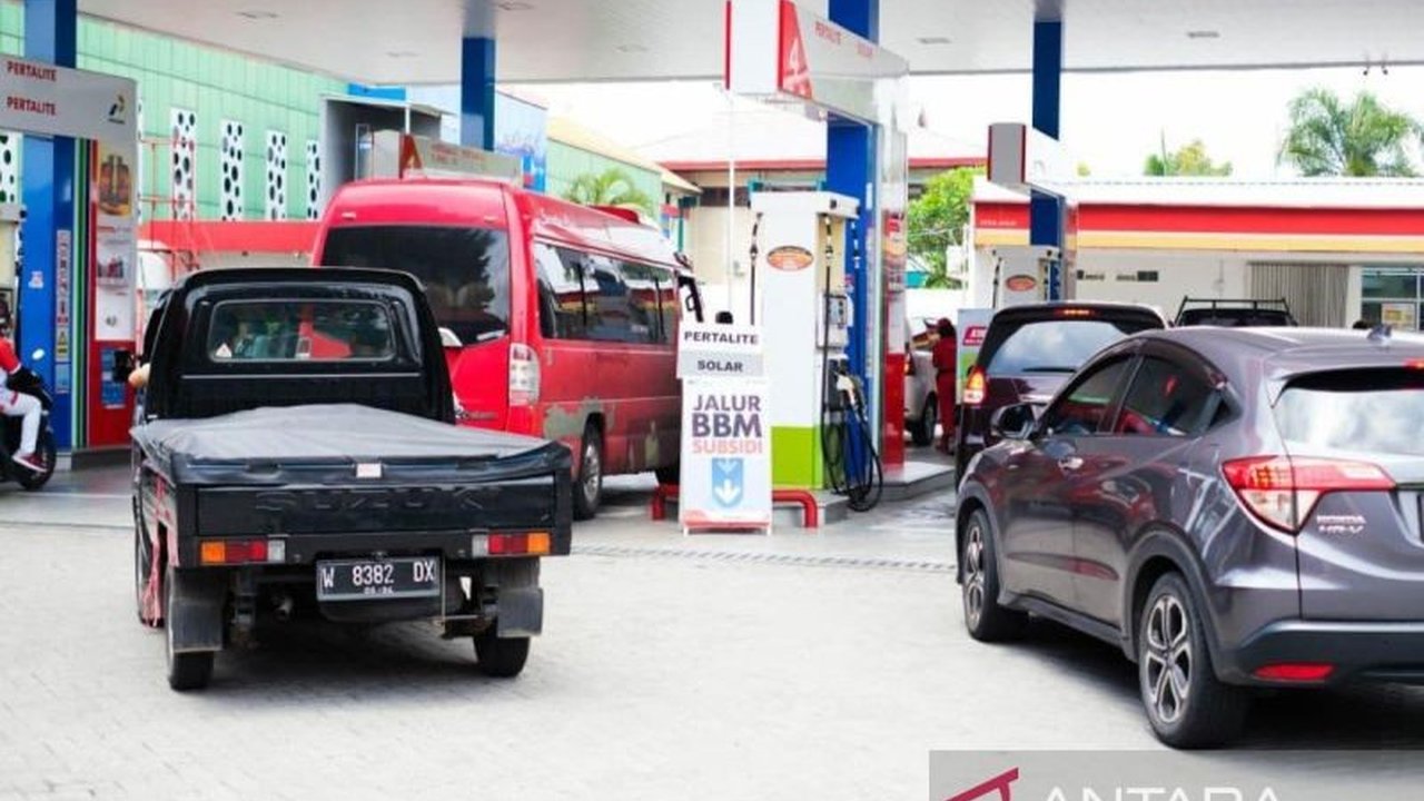 Pertamina Patra Niaga membongkar dan meluruskan tiga hoaks BBM yang meresahkan masyarakat, termasuk isu pembatasan pengisian dan kebakaran SPBU. Cek faktanya di sini!