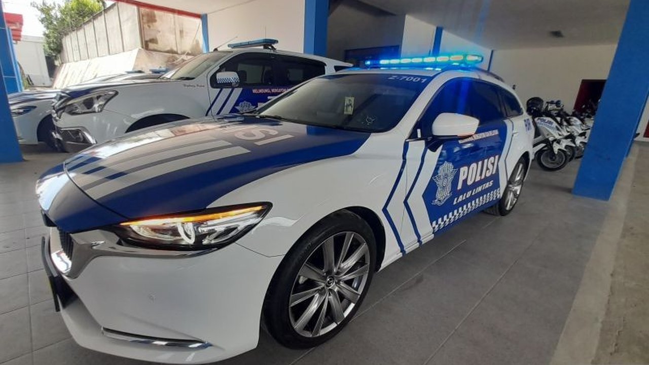 Polda Gorontalo secara tegas melarang penggunaan sirene dan strobo pada kendaraan pribadi, mengingatkan bahwa hanya tujuh kategori kendaraan yang diizinkan sesuai UU LLAJ. Pelanggar larangan sirene strobo kendaraan pribadi akan ditindak.