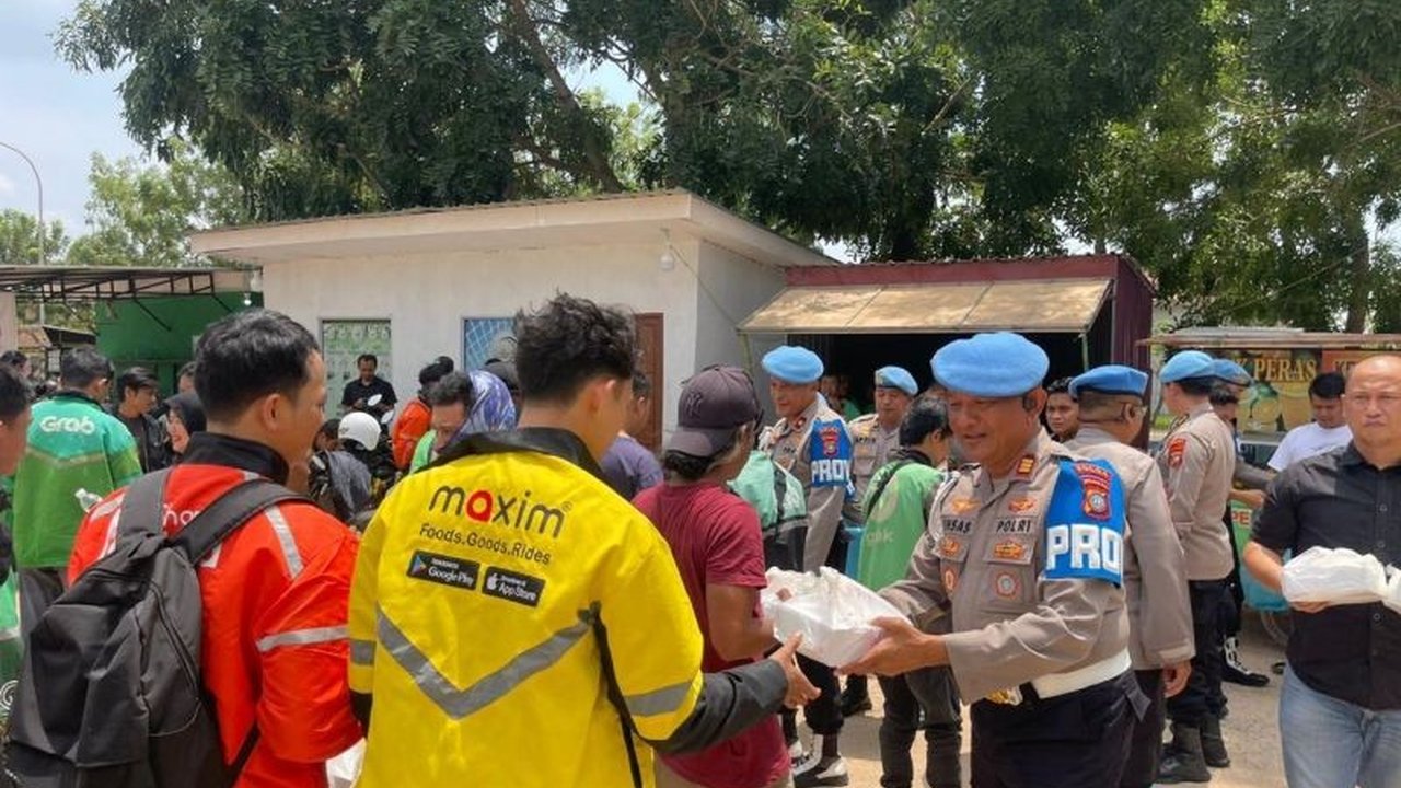 Bidpropam Polda Kepri menunjukkan kepedulian sosial dengan membagikan 250 nasi kotak kepada pengemudi ojol di Batam. Aksi 'Jumat Berkah' ini bertujuan mendekatkan Polri dengan masyarakat.