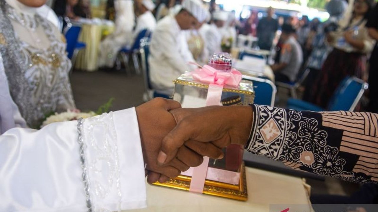 Kementerian Agama memperkenalkan 'Tepuk Sakinah' sebagai metode unik dalam bimbingan perkawinan. Inovasi ini viral di medsos, bantu calon pengantin ingat 5 pilar keluarga sakinah.