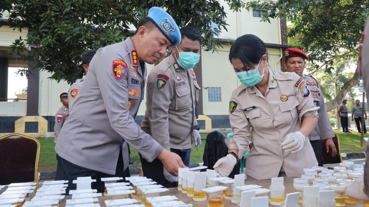Propam Polda Kepri tengah memeriksa oknum polisi Polsek Sagulung berinisial YA atas dugaan penganiayaan calon istrinya yang sedang hamil. Akankah sanksi tegas menanti?