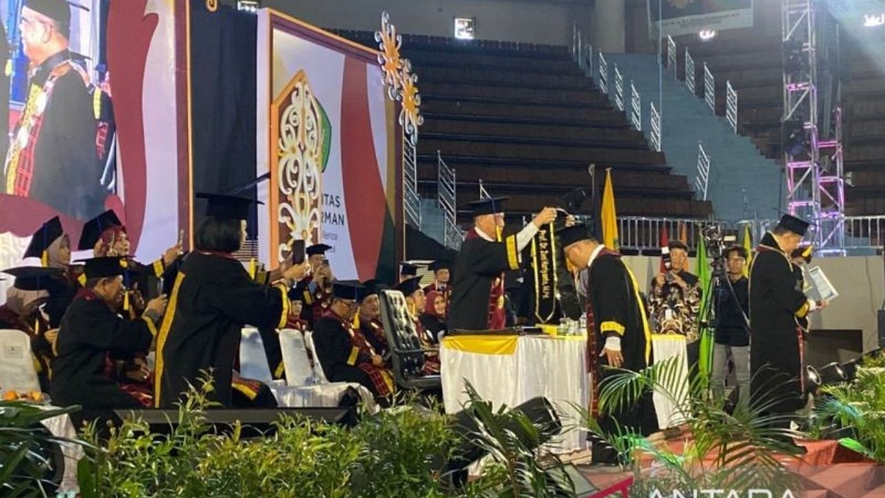 Universitas Mulawarman (Unmul) Kaltim mengukuhkan 18 Guru Besar baru, meningkatkan total menjadi 93. Penambahan ini diharapkan dongkrak mutu pendidikan dan percepat kelulusan mahasiswa.