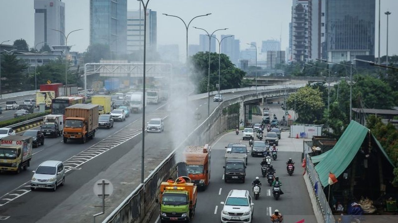Kualitas udara Jakarta hari ini tidak sehat bagi kelompok sensitif, menempati urutan ke-4 terburuk di Indonesia. Ketahui penyebab dan langkah mitigasi yang disarankan.