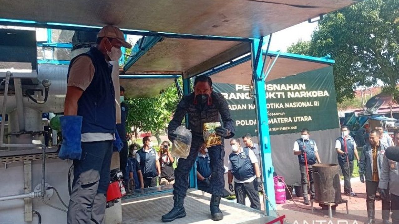 Badan Narkotika Nasional (BNN) RI secara aktif melibatkan seluruh lapisan masyarakat melalui Program Tiga Pilar untuk menekan peredaran dan penyalahgunaan narkoba di Indonesia. Bagaimana strategi ini bekerja?