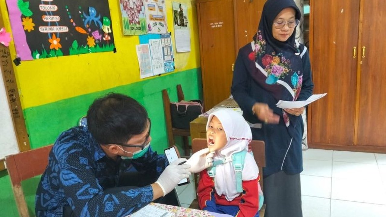 Dinas Kesehatan Kabupaten Lebak berhasil menyelenggarakan program Cek Kesehatan Gratis bagi puluhan ribu warganya. Kolaborasi strategis dengan PKK, majelis taklim, dan sekolah menjadi kunci keberhasilan deteksi dini penyakit di Lebak.